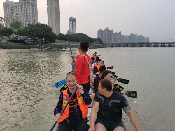 我校师生参加浮桥扒龙舟活动.jpg